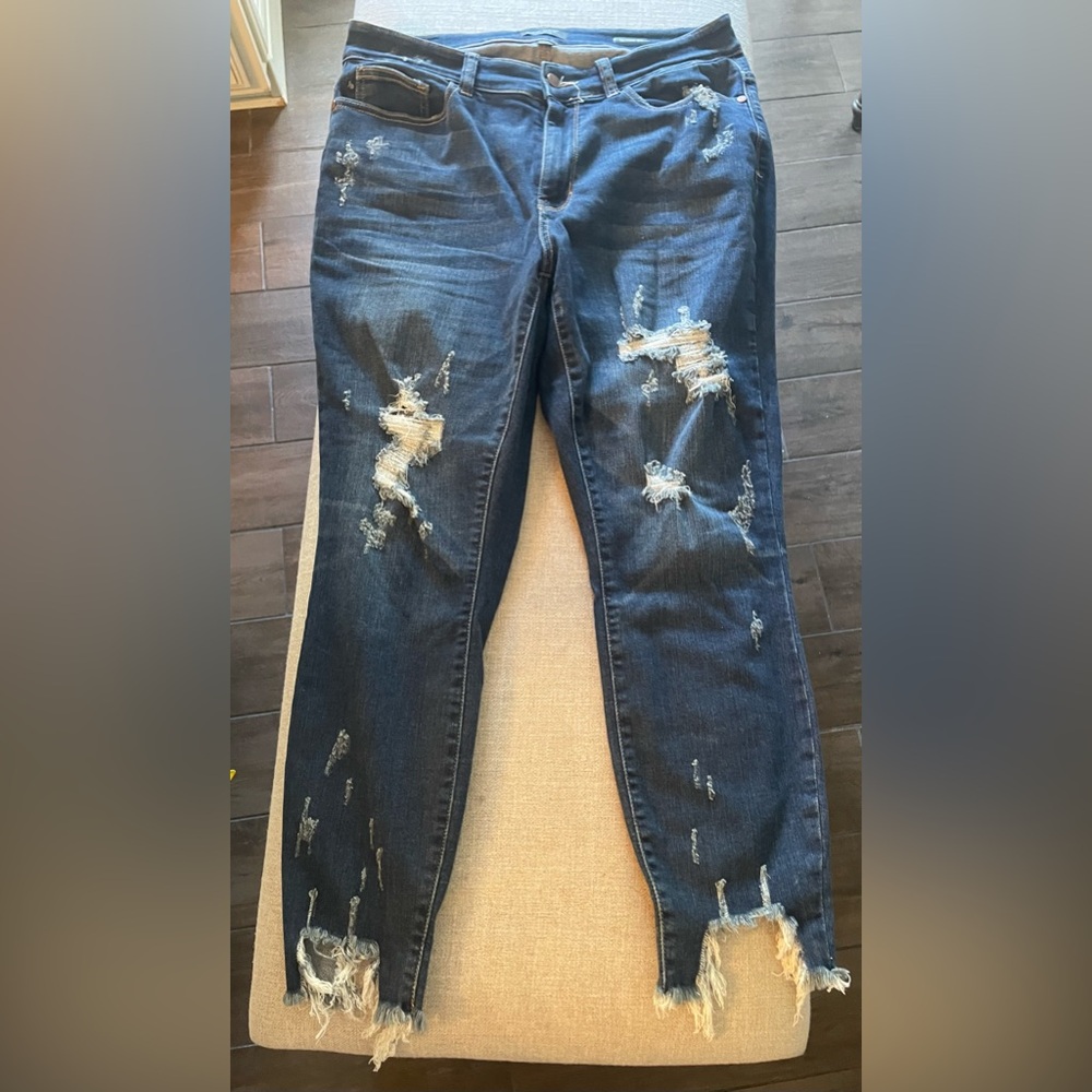 Judy Blue 14W Skinny Fit Distressed Jeans.